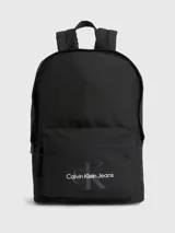 Mochila negra Calvin Klein Jeans con bolsillo frontal y logo estampado en blanco.