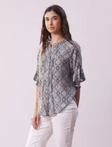 Blusa de gasa estampada marca Ruby Rd, con cuello a la base, abertura central con botones y mangas cortas amplias con volados.