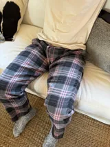 Pantalón de hombre confeccionado en franela a cuadros grises y marrones, con elástico en la cintura y dos bolsillos laterales.