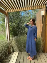 Vestido camisero amplio y largo color marrón chocolate, fabricado en Italia, con botones de nácar, cuello camisero y bolsillos laterales.