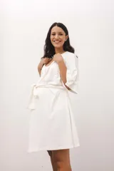 Bata color crema de algodón con lazo para ajustar en la cintura.