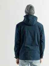 Campera negra con capucha y cierre frontal, de corte clásico y bolsillos laterales con cierre.