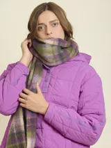 Bufanda de textura suave con diseño de cuadros en tonos verdes, violetas y amarillos.