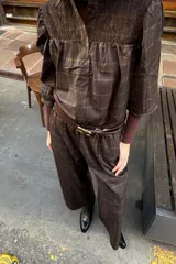 Pantalon de vestir marron con estampado a cuadros, corte recto y cintura alta con trabillas.