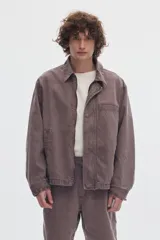 Campera Dallas Soft de denim con lavado washed, cierre metálico frontal y bolsillos delanteros, de diseño clásico y versátil.
