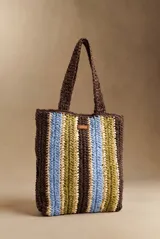 Bolso tipo shopper tejido de papel con diseño de rayas verticales en tonos marrón, celeste, verde oliva y beige. Cuenta con doble asa de hombro y detalle de etiqueta de marca en el frente.