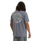 Remera gris de manga corta con cuello redondo y logo de la marca estampado en el pecho.