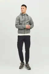 Pantalón cargo negro con cierre de cremallera y tobillos ajustados.