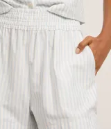 Short runner de sarga listrado con cintura elástica y encajes en los laterales.