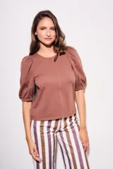 Remera color ladrillo de algodón peinado, de corte ajustado, con cuello redondo y mangas globo 3/4.