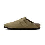Zuecos Skechers modelo Relaxed Fit Arch Fit Granola Slumberland, confeccionados en gamuza color verde, con diseño abierto en el talón, tira ajustable con hebilla metálica y suela de corcho y goma.