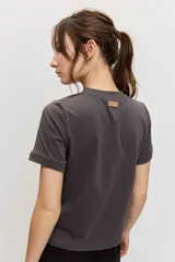 Remera básica marrón de manga corta con cuello redondo y ajuste clásico.