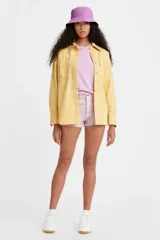 Short de jean de tiro medio con corte clásico y ruedo deshilachado. Presenta cierre de botones y cinco bolsillos tradicionales.