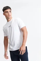 Remera de manga corta con cuello redondo y calce regular. Presenta un pequeño arte estampado en el pecho.