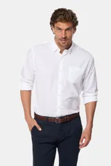 Camisa de hombre color celeste, de manga larga con presilla para enrollar, bolsillo en el pecho y confeccionada 100% en algodón.