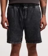 Bermuda de jeans de hombre, color negro con efecto desgastado o acid wash, de corte holgado. Posee cintura elástica con cordón de ajuste y bolsillos laterales.