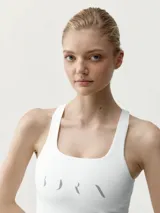 Vestido deportivo turquesa con sujetador integrado y copas extraíbles, confeccionado en tejido Shapplex_B, compacto y ligero. Cuenta con puntos reflectantes en la espalda y diseño de corte evasé con short interno.