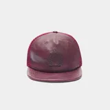 Gorra tipo trucker bordó, con frente de cuero sintético y paneles traseros de malla. Cuenta con visera plana y diseño con escudo bordado en la parte frontal.