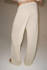 Pantalón de pierna recta color tostado, con tiro medio y cintura elástica. Confeccionado en hilatura con mezcla de viscosa.