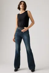 Jeans de tiro alto con corte acampanado, confeccionados en denim azul oscuro con efecto de lavado localizado. Presentan cierre de cremallera y botón, con bolsillos laterales y traseros.