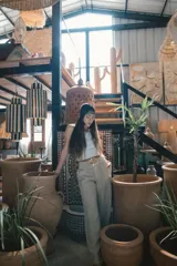 Pantalón de corte recto y tiro alto, confeccionado en lino color blanco. Presenta cierre frontal con botón y bolsillos laterales.