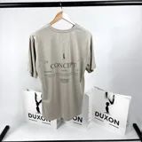 Remera color beige de algodón con estampa en el frente con la palabra "Concept" y otros textos en color marrón.