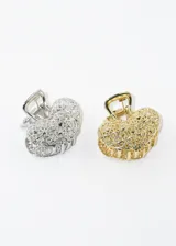 Broche de pelo dorado con forma de corazón y diseño calado.