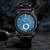 Reloj Chenaut Saphir d’Ébène con movimiento de cuarzo, caja y malla de madera de ébano, esfera azul zafiro con detalles dorados, cristal Hardlex resistente a los arañazos y cierre oculto con botón.