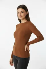 Polera de algodón y elastano color marrón, de punto acanalado, ajustada al cuerpo, con cuello a la base y manga larga.