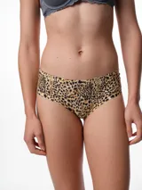 Bombacha tipo bikini de tiro medio confeccionada en microfibra con estampado animal print. Presenta terminaciones de corte láser para un acabado invisible y fundillo de algodón.