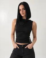 Musculosa negra sin mangas, de corte ajustado, con cuello drapeado y detalle de botones decorativos en el lateral inferior izquierdo.