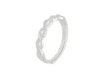 Anillo de plata 925 con diseño de símbolo infinito entrelazado, adornado con pequeñas circonias brillantes.