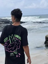 Remera color crema de algodón con estampa en la espalda de un paisaje playero con el texto "Chema Sure Chate et la mer".