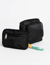 Bolso bandolera pequeño color beige, confeccionado en poliéster con cierre frontal y compartimento principal. Incluye un llavero decorativo de cuerda multicolor con mosquetón.