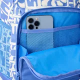 Mochila Rip Curl Chaser de 33 litros de capacidad, en color celeste y blanco con estampado gráfico de la marca. Cuenta con múltiples compartimentos con cierre, bolsillos laterales de red y tiras ajustables.