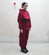 Buzo tipo hoodie de corte cropped con faja estilo corset integrada en la cintura, mangas largas con puños ajustados y capucha.
