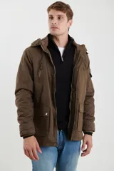 Campera de abrigo estilo parka, color verde militar, con capucha desmontable, cierre frontal con botones y múltiples bolsillos funcionales en pecho, cintura y manga.