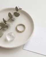 Anillo de plata 925 con baño de oro, engastado con una hilera continua de circonias cúbicas redondas.