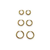 Par de aros plateados con dije colgante de estrella color amarillo.