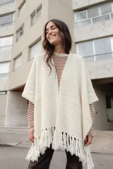 Ruana tejida en lana merino color ladrillo, con textura de punto grueso.