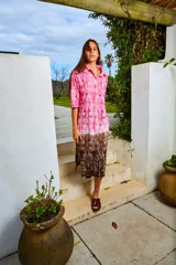 Vestido camisero midi con estampado de palmeras y frutas, con cuello camisero, abotonado y mangas 3/4.