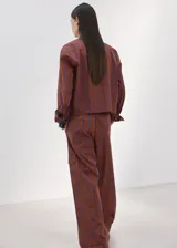 Pantalón cargo de algodón con diseño a rayas, cintura ajustable con elástico y bolsillos laterales con solapa.