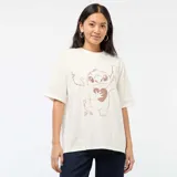 Camiseta de cuello redondo y manga corta, color blanco hueso, con estampado central metalizado en tono oro rosa del personaje Stitch sosteniendo un corazón.