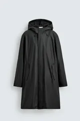 Parka de tejido con acabado engomado, diseño de corte recto y largo medio. Presenta cuello subido con capucha ajustable, cierre frontal con cremallera oculta bajo solapa con botones a presión, mangas largas y bolsillos laterales de vivo.