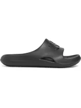 Sandalias tipo chinela Under Armour, confeccionadas en una sola pieza de EVA moldeada de secado rápido. Presentan un diseño ergonómico con orificios de drenaje laterales, plantilla texturizada para mayor tracción y el logo de la marca en relieve sobre la banda superior.