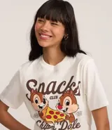 Remera blanca de algodón con cuello redondo y mangas cortas. Estampa frontal con lettering "Snacks Chip n' Dale" y dibujo de Tico y Teco comiendo pizza.