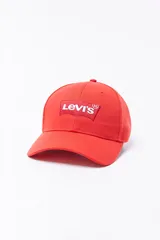 Gorra roja con visera curva y el logo clásico de Levi's bordado en blanco en el frente.