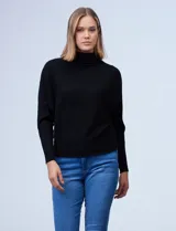 Buzo verde militar en tejido acanalado marca Philosophy, de cuello alto y manga larga japonesa.