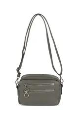 Bandolera gris con correa extensible, cierre principal y dos cierres frontales decorativos.