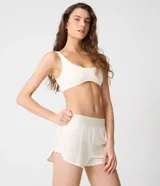 Short deportivo runner de la marca Get Over, color blanco, con cintura ancha elástica y bajo redondeado.